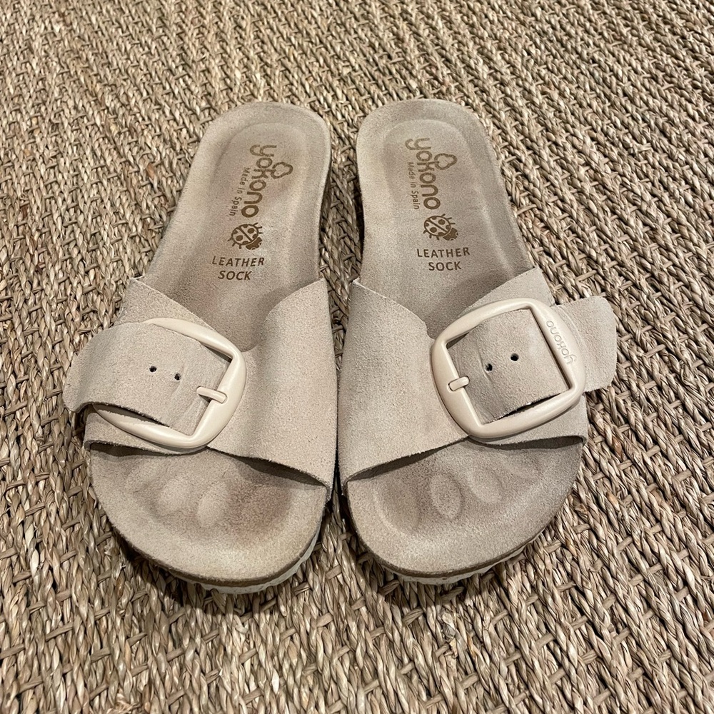 Suede Yokono slides, size 7.5